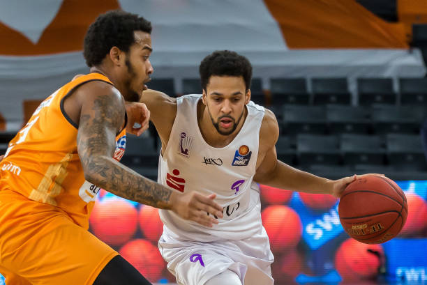 奠定坚实的 奠定坚实的